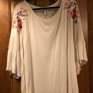 Embroidered shoulder bell sleeve top (4x)